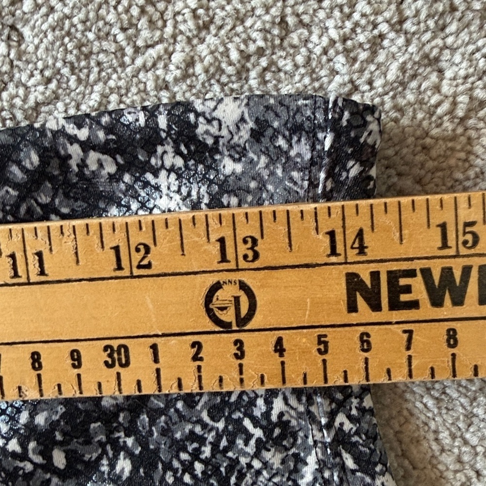 SPANX Womens Faux Leather Snake Shine Legging Size XL Grey Snake Contour - Picture 6 of 7